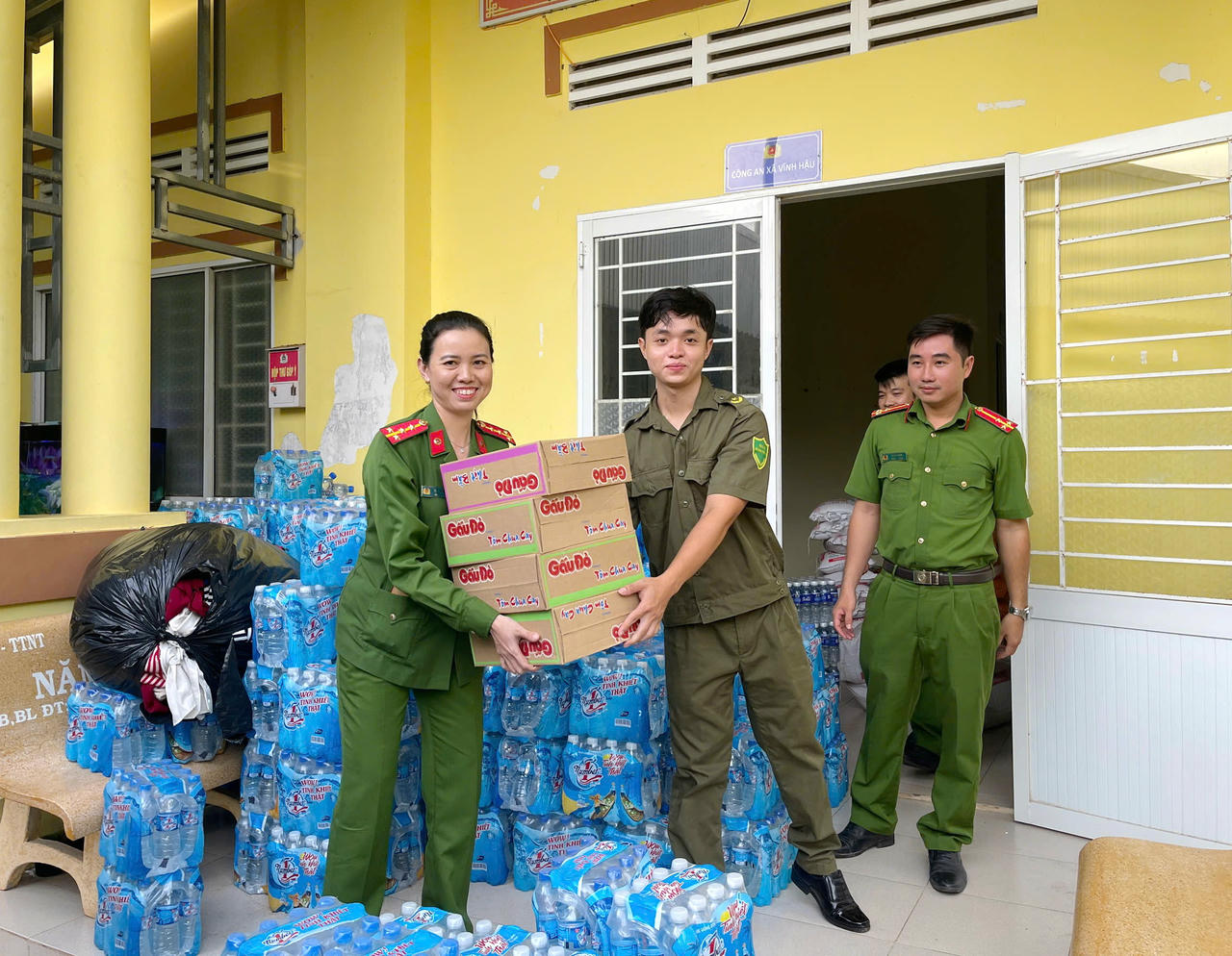 Cán bộ Công an xã Vĩnh Hậu và lực lượng ANTT cơ sở khẩn trương vận chuyển hàng hóa quyên góp của người dân địa phương.