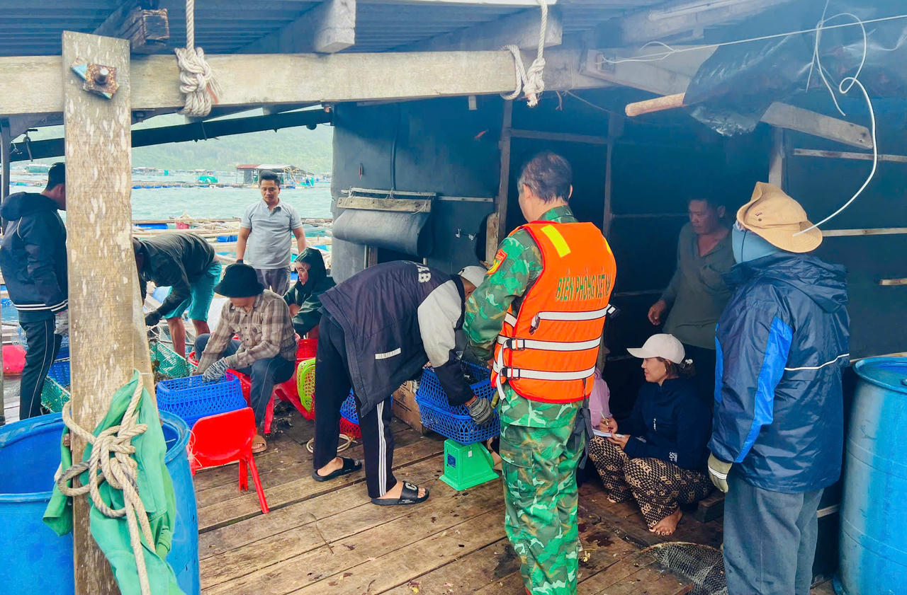 Đồn Biên phòng Vũng Rô chủ động tuyên truyền, vận động người dân phòng tránh bão số 15