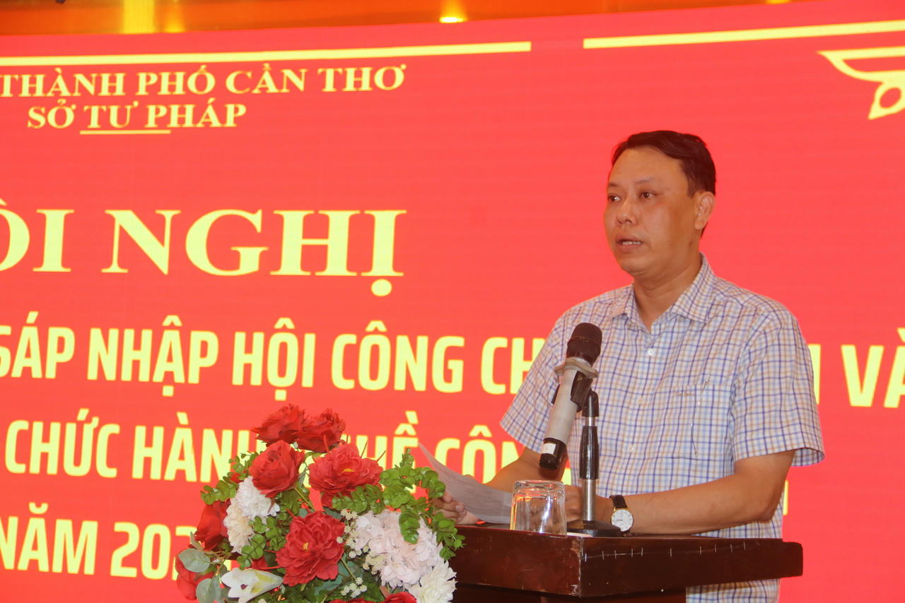  Ông Đinh Hoàng Muôn – Phó Giám đốc Sở Tư pháp TP Cần Thơ phát biểu tại hội nghị