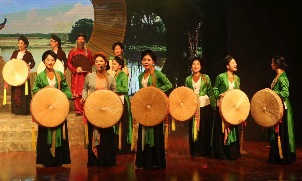 Cảnh trong vở “Cô gái làng Quan họ” với âm nhạc chủ đạo mang đậm chất dân ca quan họ.