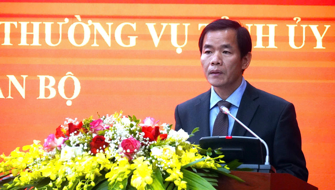 Bí thư Tỉnh ủy Nguyễn Văn Phương phát biểu giao nhiệm vụ.. 