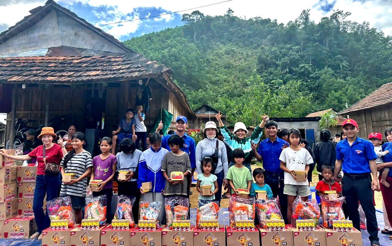 Người dân phấn khởi khi nhận các sản phẩm của Masan Consumer.