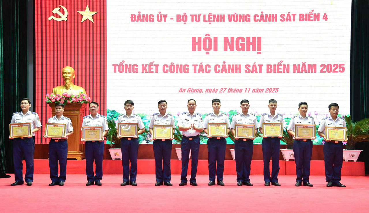 Thủ trưởng Bộ Tư lệnh Vùng Cảnh sát biển 4 trao thưởng cho các tập thể đạt danh hiệu “Đơn vị tiên tiến”.