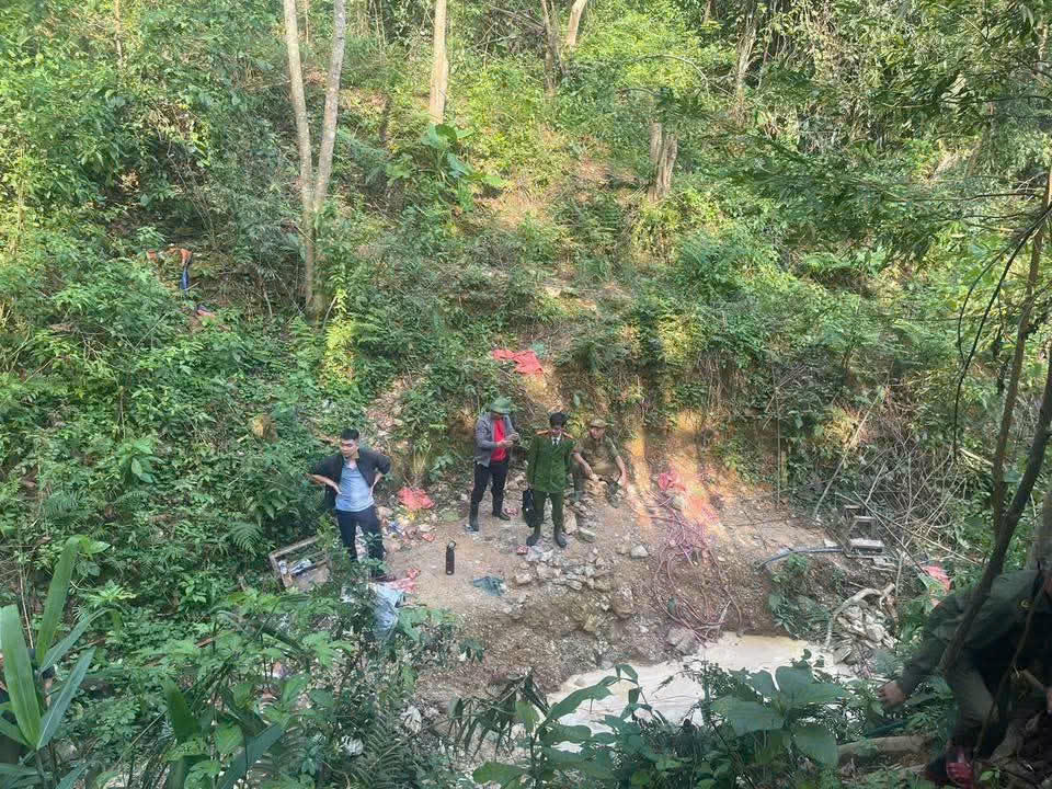 Tại hiện trường, lực lượng chức năng phát hiện nhiều hố đào.