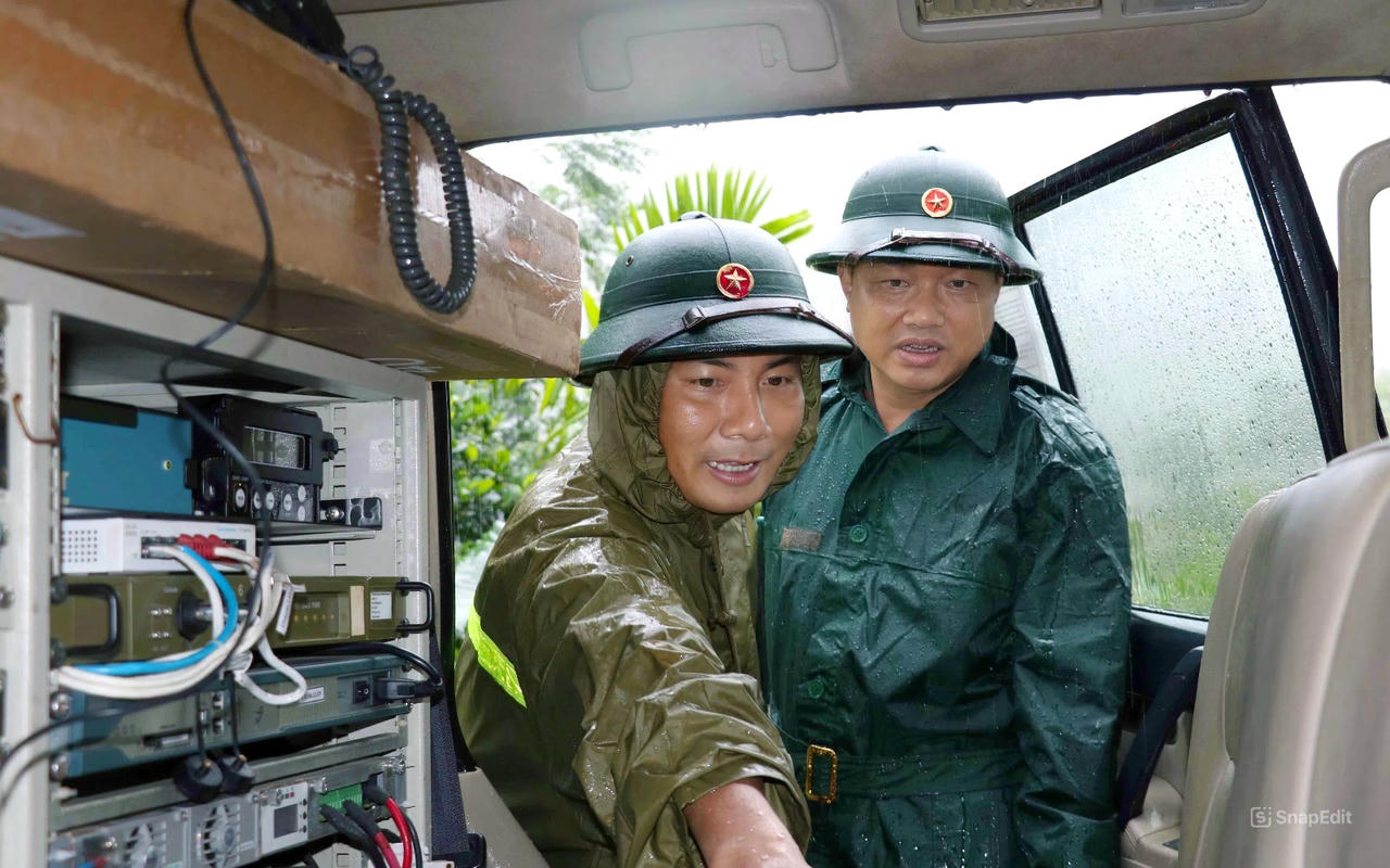 Trung tá Đặng Thanh Bình giới thiệu thiết bị thông tin với Đại tá Nguyễn Văn Hòa - Phó Tham mưu trưởng Quân khu 5.