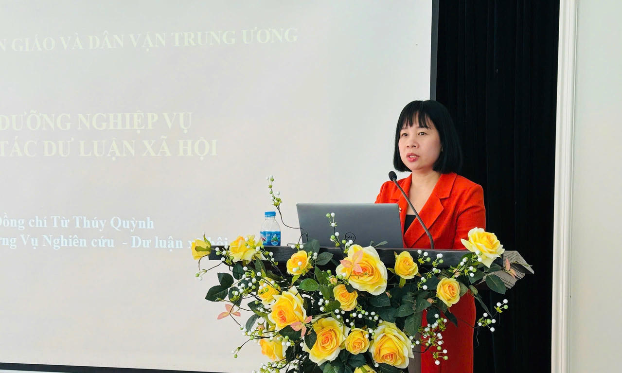 Phó Vụ trưởng Vụ Nghiên cứu Dư luận xã hội (Ban Tuyên giáo và Dân vận Trung ương) Từ&nbsp; Thuý&nbsp; Quỳnh trình bày các&nbsp; nội dung liên quan đến công tác bảo vệ nền tảng tư tưởng của Đảng.