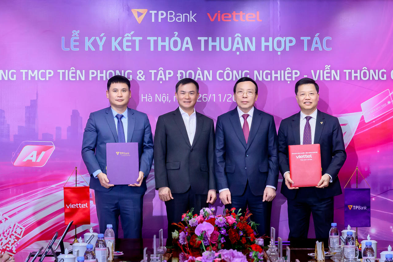 Đại diện TPBank và Viettel chụp ảnh lưu niệm sau khi ký kết Biên bản ghi nhớ hợp tác chiến lược.