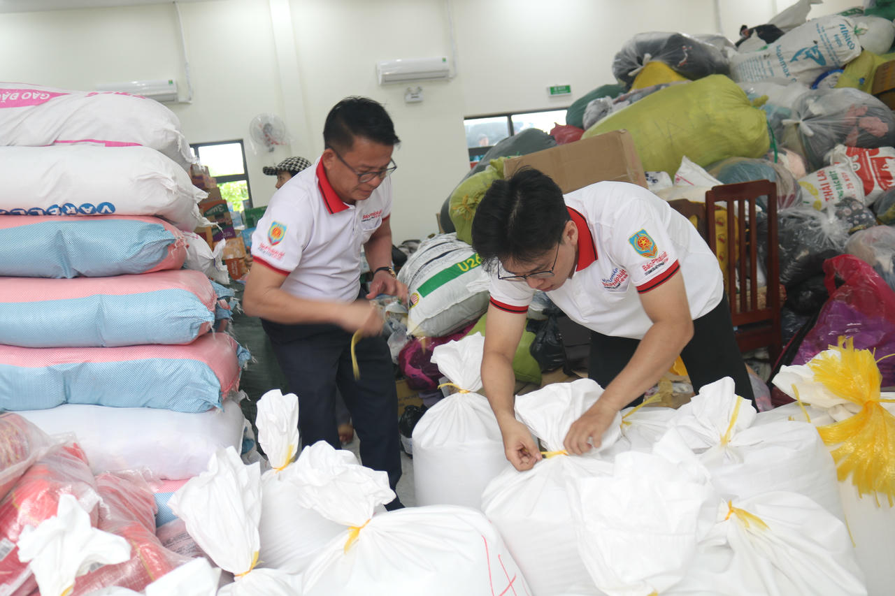  Phóng viên Báo Pháp luật Việt Nam chuẩn bị hàng hóa trao cho người dân.