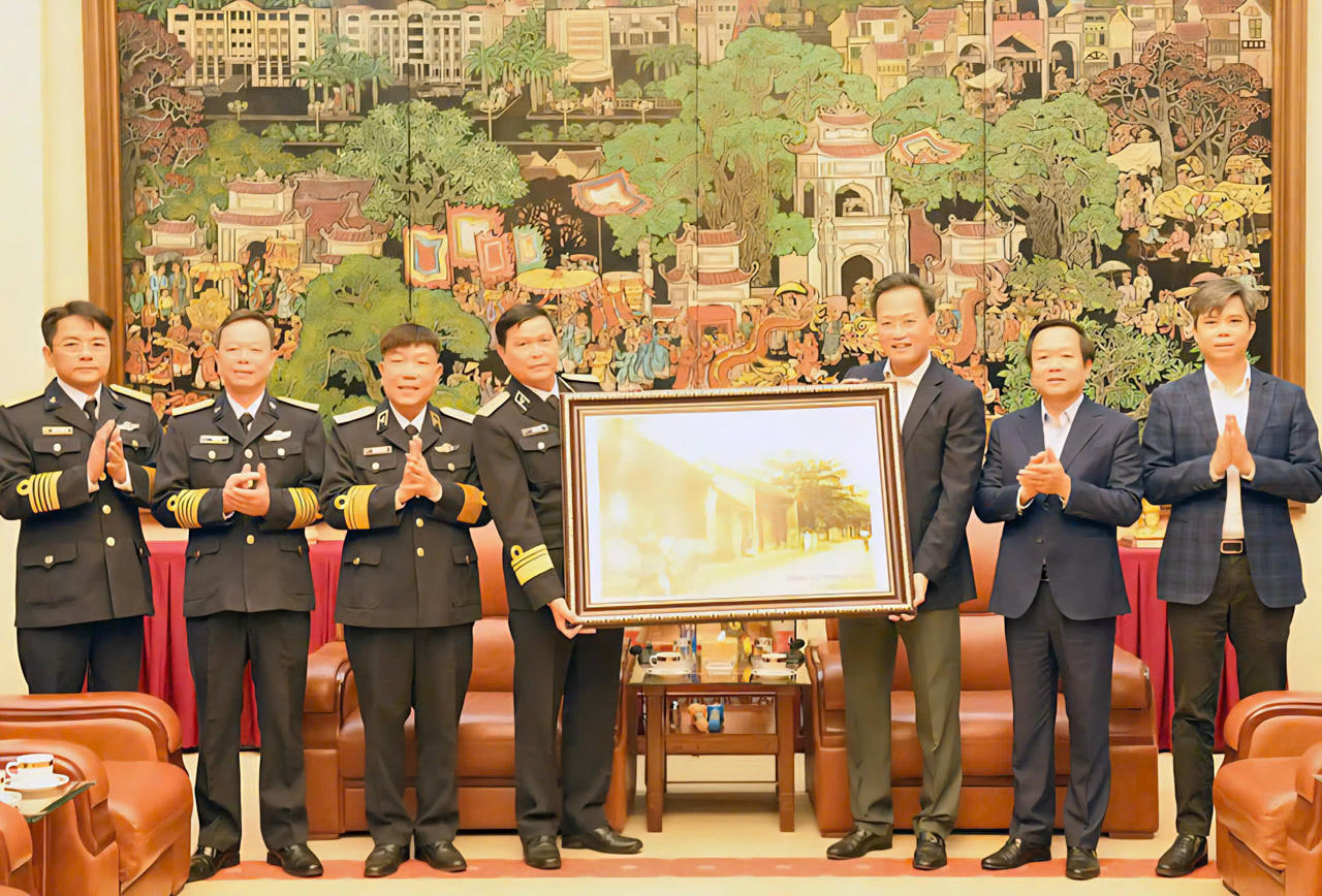 Bí thư Tỉnh ủy Nguyễn Hữu Nghĩa tặng tranh lưu niệm cho Đoàn công tác của Bộ Tư lệnh Vùng 1 Hải quân.