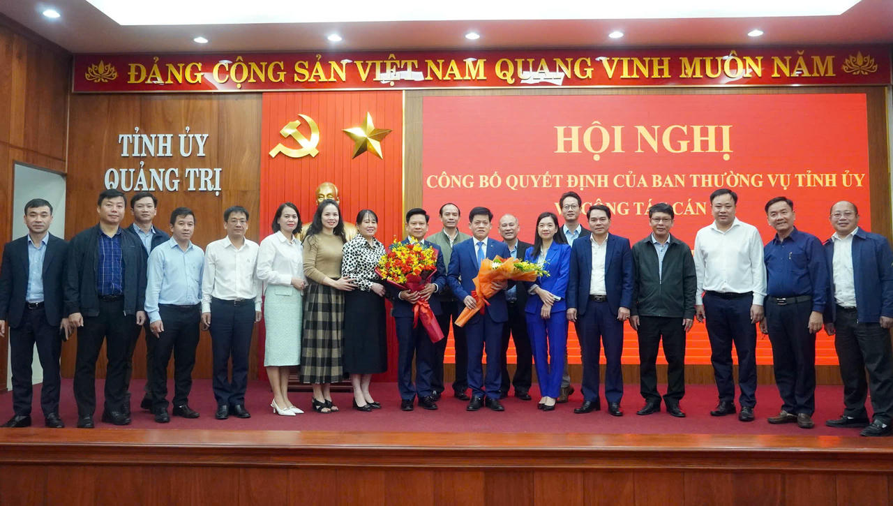 Ông Lê Văn Bảo và Lê Vĩnh Thế chụp ảnh lưu niệm cùng cán bộ, công chức Văn phòng Tỉnh ủy.