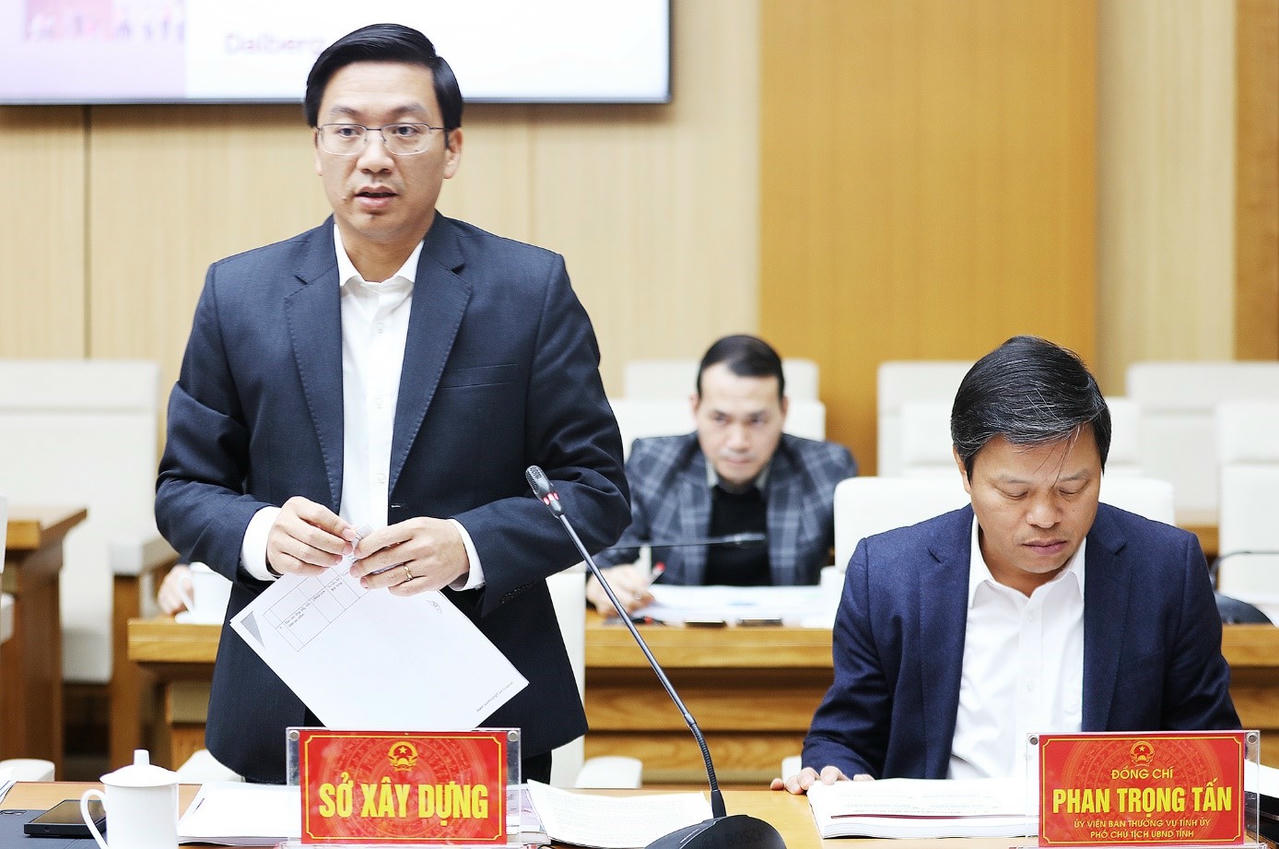 Giám đốc Sở Xây dựng Nguyễn Xuân Quang báo cáo kết quả phối hợp với đơn vị tài trợ và các nội dung liên quan tại hội nghị. (Ảnh: phutho.gov.vn)