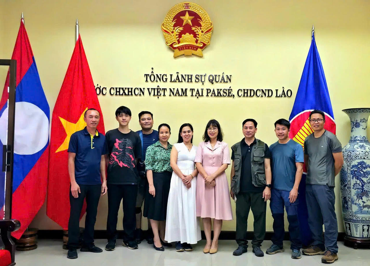 Bà Tạ Phương Dung - Tổng lãnh sự Việt Nam tại Pakse, CHDCND Lào (thứ 4 từ phải sang) đón tiếp đoàn Photo tour