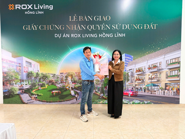 Đại diện Chủ đầu tư dự án ROX Living Hồng Lĩnh trao sổ đỏ cho khách hàng