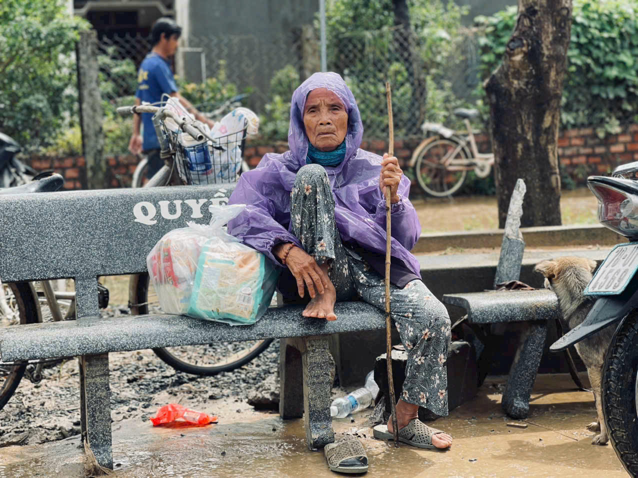 Ánh mắt người bà sau mưa lũ — sâu và buồn như chính những gì đã bị cuốn đi,&nbsp;khiến người nhìn cũng thắt lòng chua xót.