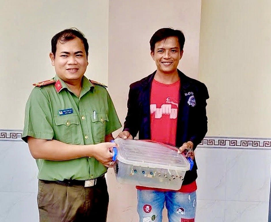 Người dân tự nguyện đến Công an xã Tam Giang giao nộp công cụ kích điện khai thác thủy sản trái phép, cam kết chuyển đổi nghề mưu sinh hợp pháp.