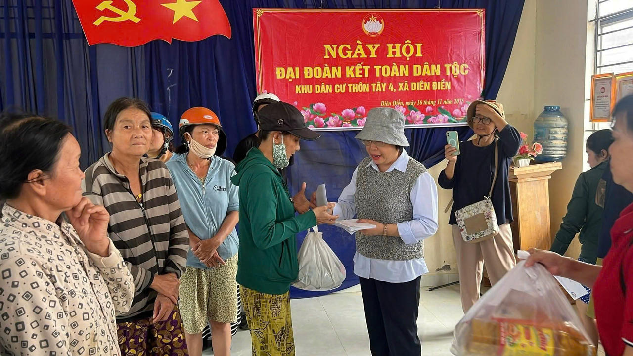 Những món quà tình nghĩa được gửi tới bà con phường Tây Nha Trang và thầy trò trường THPT Hà Huy Tập