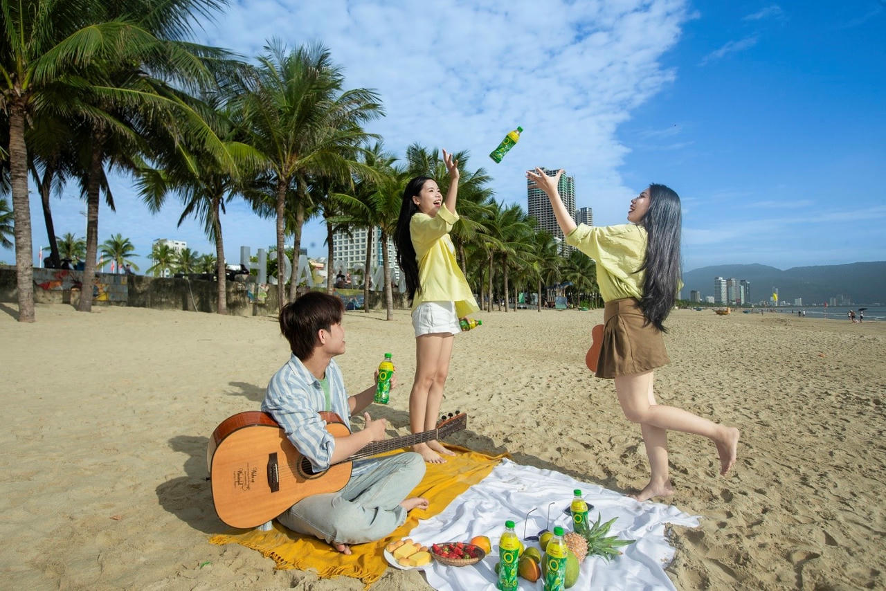 Một ngụm Trà Xanh Không Độ giữa nhịp sống bận rộn giúp Gen Z cảm nhận rõ tinh thần thư giãn, sảng khoái và tràn đầy tinh thần tích cực.