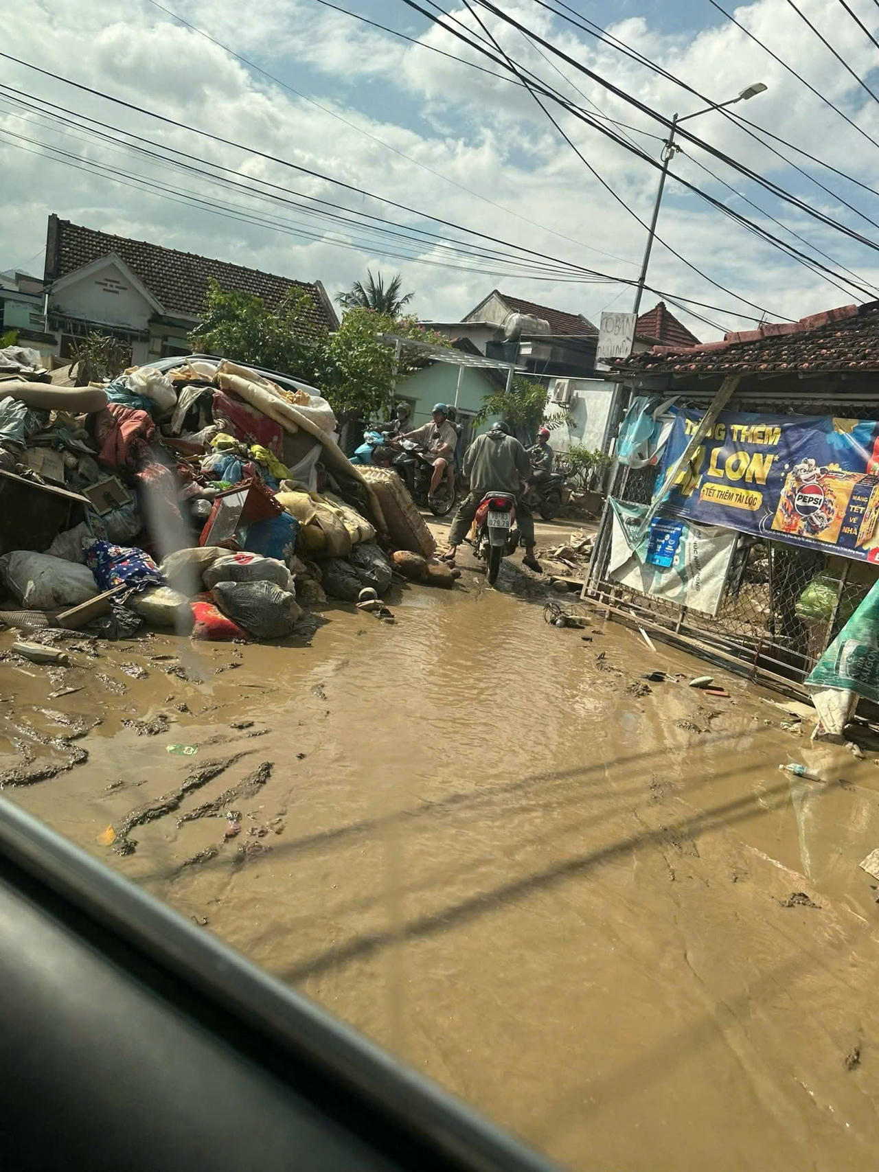 Những món quà tình nghĩa được gửi tới bà con phường Tây Nha Trang và thầy trò trường THPT Hà Huy Tập