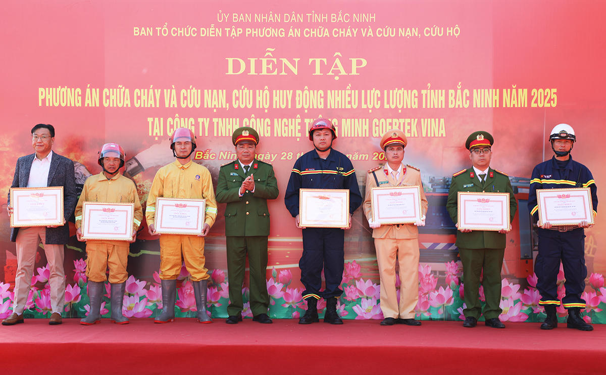 Đại tá Trần Thế Cường, Phó Giám đốc Công an tỉnh Bắc Ninh trao Giấy khen cho các tập thể trong diễn tập.