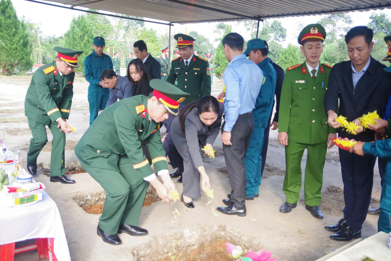 Các đại biểu dâng hương, dâng hoa tưởng nhớ công lao của các liệt sĩ.