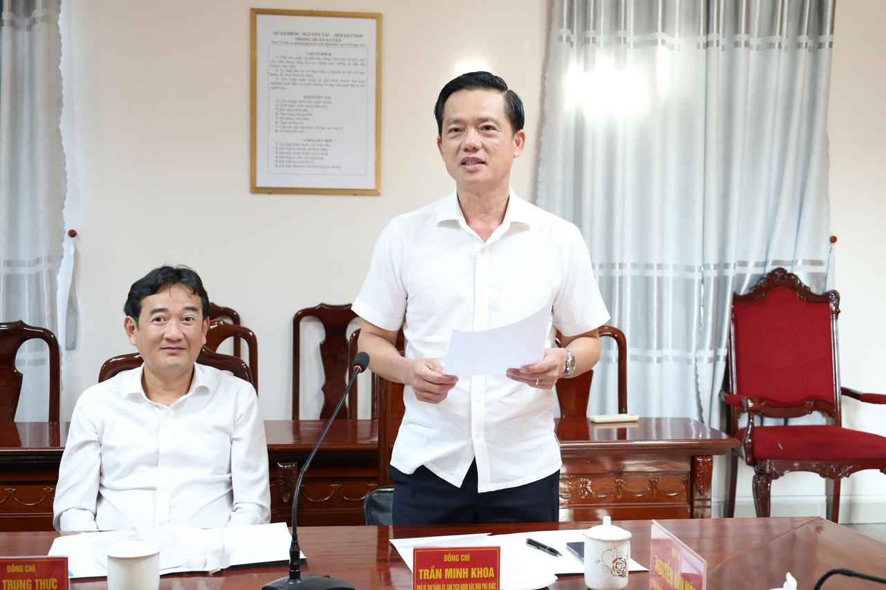 Ông Trần Minh Khoa, Phó Bí thư Đảng ủy, Chủ tịch UBND Đặc khu Phú Quốc tham gia phát biểu tham luận.