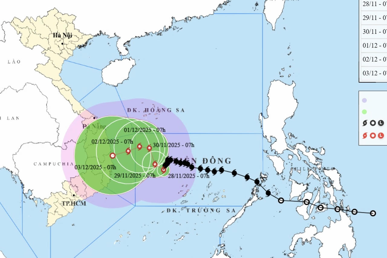 Bão số 15 di chuyển chậm trên Biển Đông