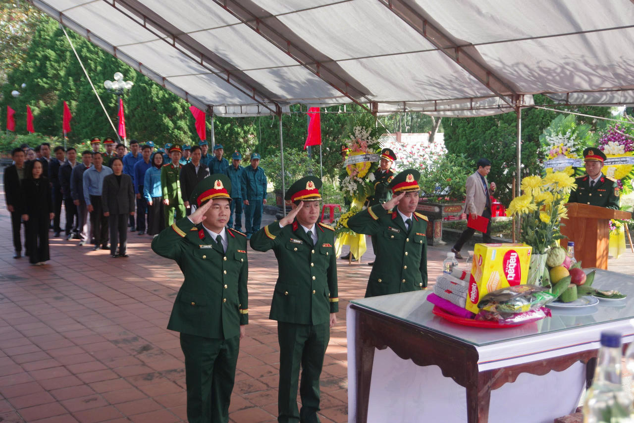 Nghi thức an táng các hài cốt liệt sĩ được thực hiện trong không khí trang nghiêm, thành kính.