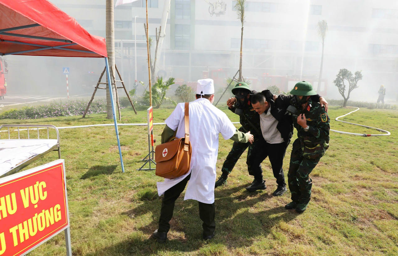 Lực lượng bộ đội và quân y phối hợp tham gia chữa cháy, cứu hộ cứu nạn.