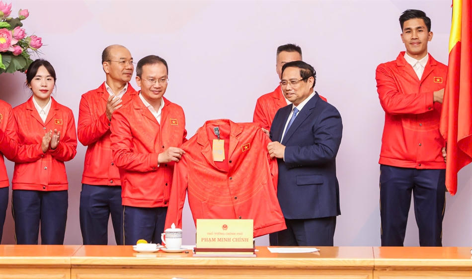 Thủ tướng nhận áo tặng từ đoàn Thể thao Việt Nam

