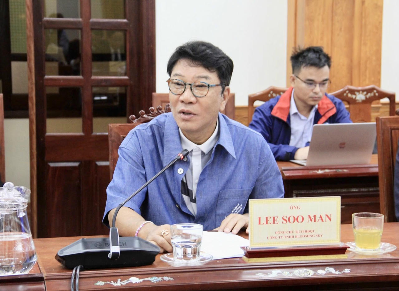 Ông Lee Soo Man - Đồng Chủ tịch HĐQT Công ty TNHH Blooming Sky phát biểu tại buổi làm việc.