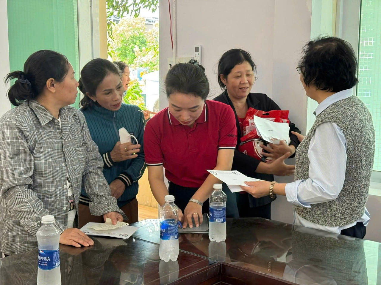 Những món quà tình nghĩa được gửi tới bà con phường Tây Nha Trang và thầy trò trường THPT Hà Huy Tập