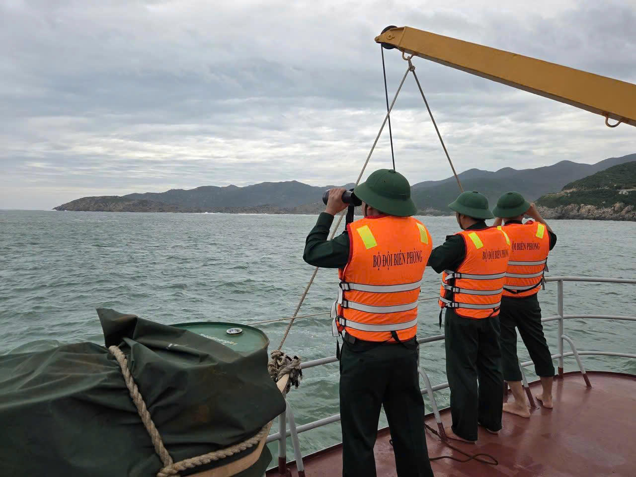Lực lượng biên phòng tiếp tục mở rộng phạm vi tìm kiếm quanh khu vực tàu chìm, tìm kiếm ngư dân mất tích.