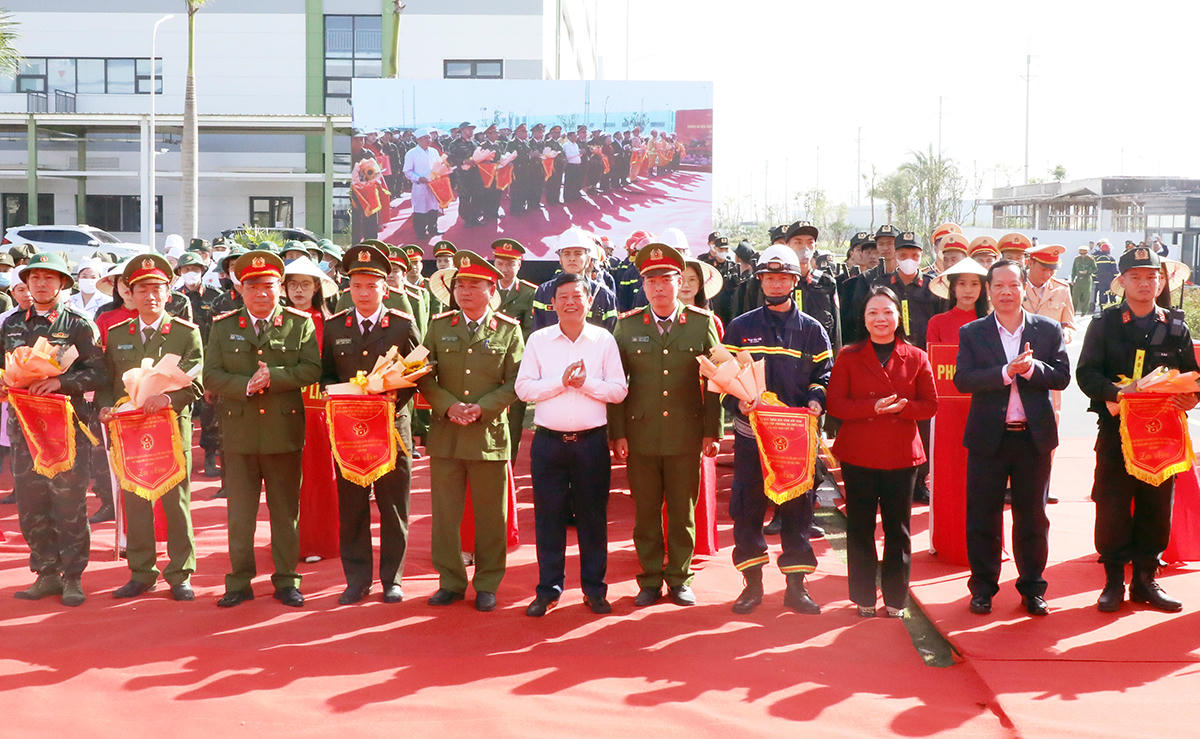Lãnh đạo tỉnh Bắc Ninh tặng hoa, cờ lưu niệm cho các đơn vị tham gia diễn tập.