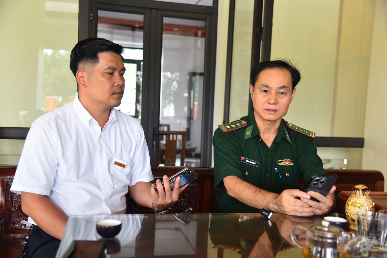 Phóng viên Báo PLVN phỏng vấn Ông Hoàng Trung Hiếu, thượng tá, chính trị viên đồn Biên phòng cửa khẩu Chi Ma - Lạng Sơn. (Ảnh: Thanh Tùng)