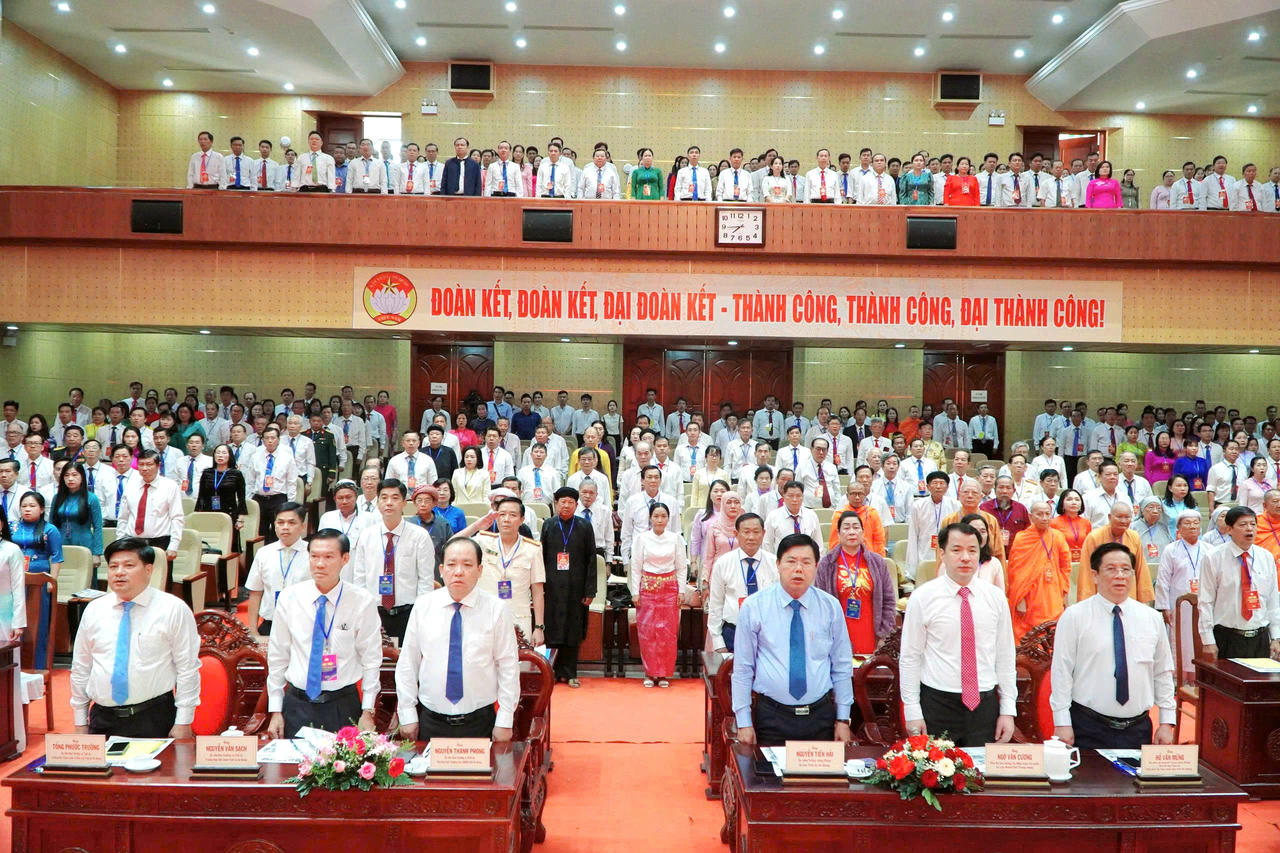 Đại biểu dự đại hội thực hiện nghi thức chào cờ.