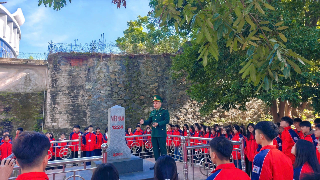 Cán bộ, chiến sĩ Đồn Biên phòng Cửa khẩu Chi Ma - BĐBP tỉnh Lạng Sơn tuyên truyền pháp luật cho các em học sinh tại cột mốc 1224. (Ảnh: Lâm Thảo)