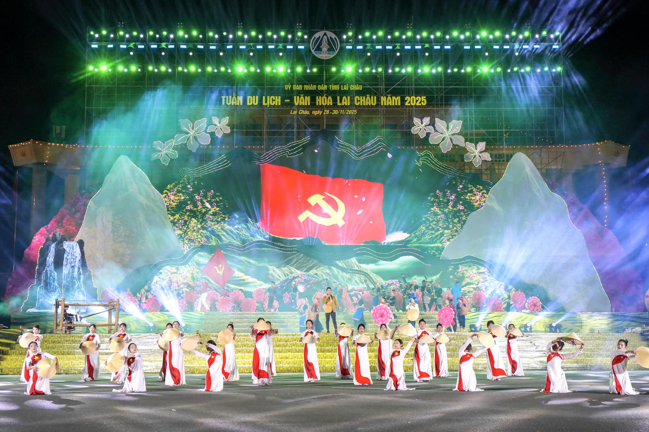 Nhiều tiết mục văn nghệ đặc sắc được trình diễn.