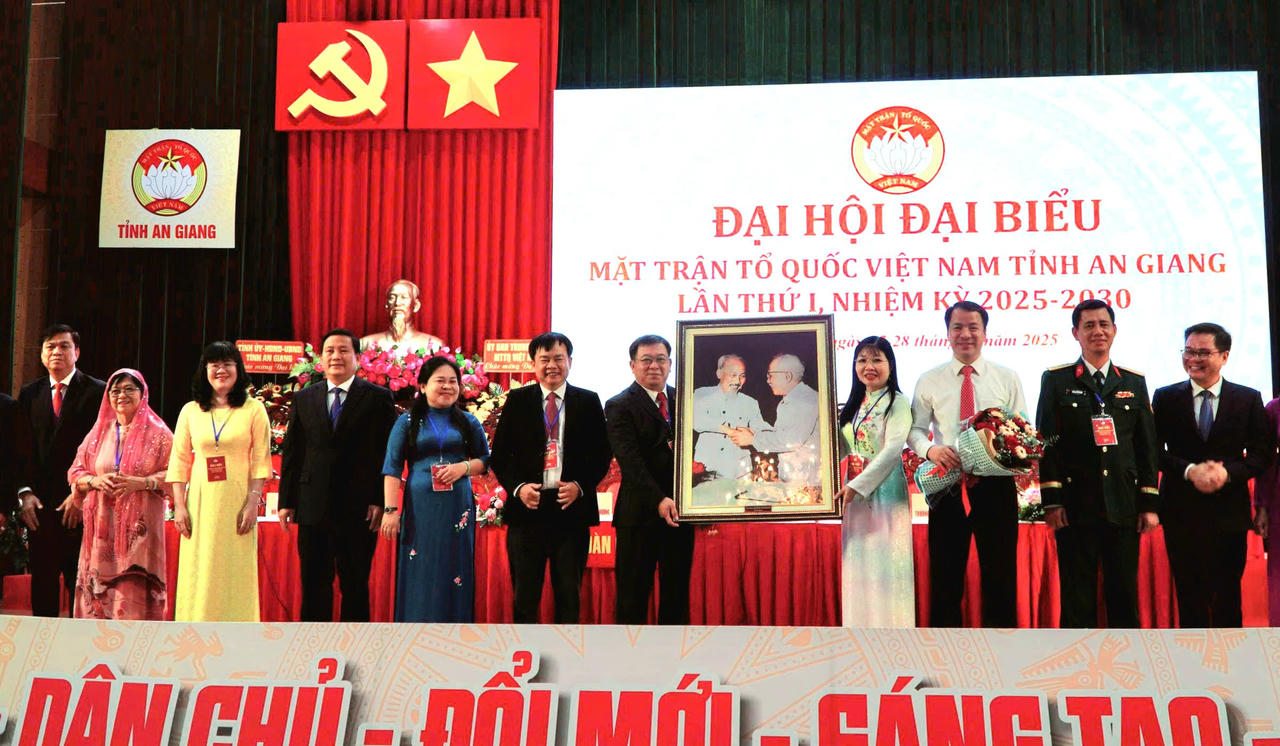 Phó Bí thư Đảng ủy MTTQ, các đoàn thể Trung ương Ngô Văn Cương tặng đại hội bức ảnh Bác Hồ và Bác Tôn.