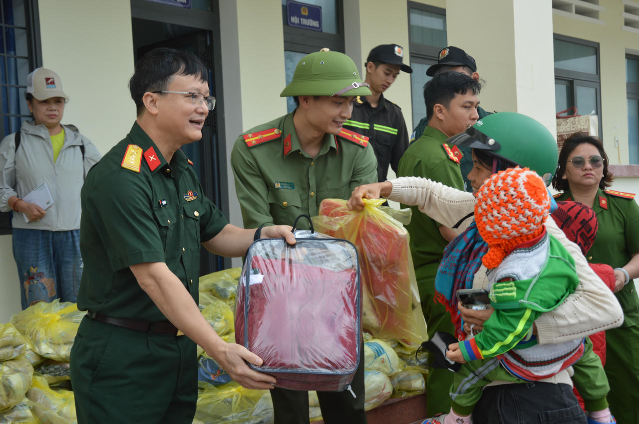 Bộ Chỉ huy quân sự tỉnh Bắc Ninh thăm, tặng quà hỗ trợ người dân tỉnh Gia Lai