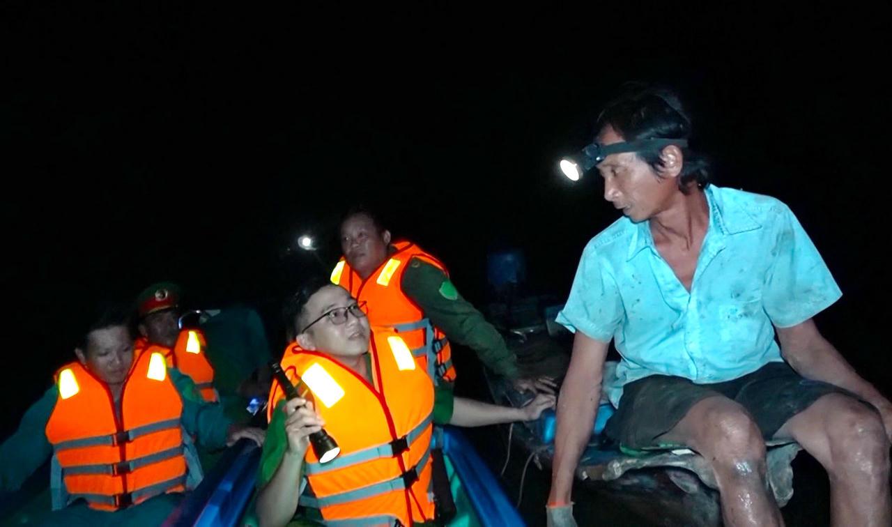 Công an xã phối hợp Tổ bảo vệ an ninh, trật tự ở cơ sở và lực lượng dân phòng tuần tra ban đêm trên các tuyến sông nhằm ngăn chặn hành vi sử dụng công cụ kích điện khai thác thủy sản trái phép.