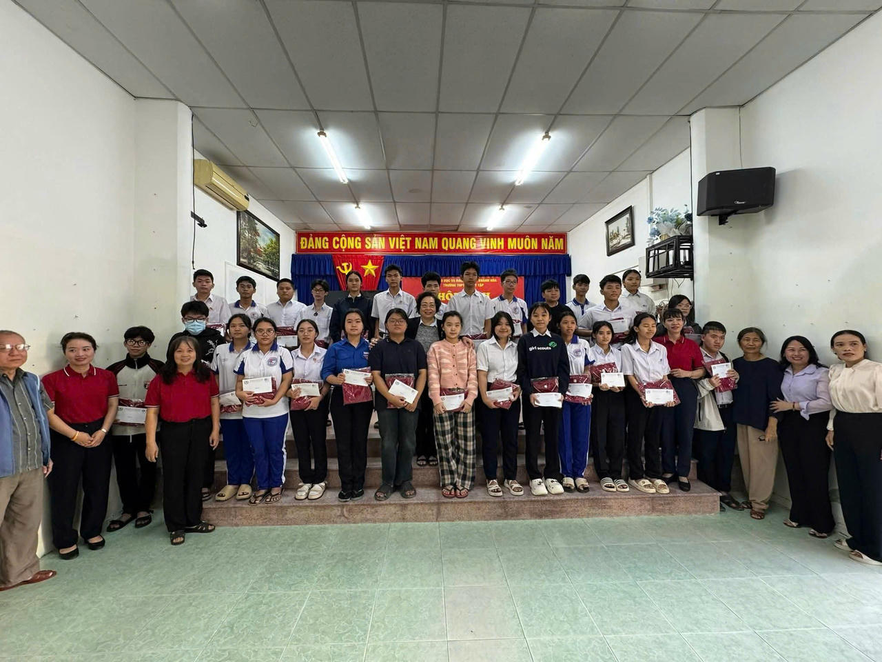 Những món quà tình nghĩa được gửi tới bà con phường Tây Nha Trang và thầy trò trường THPT Hà Huy Tập