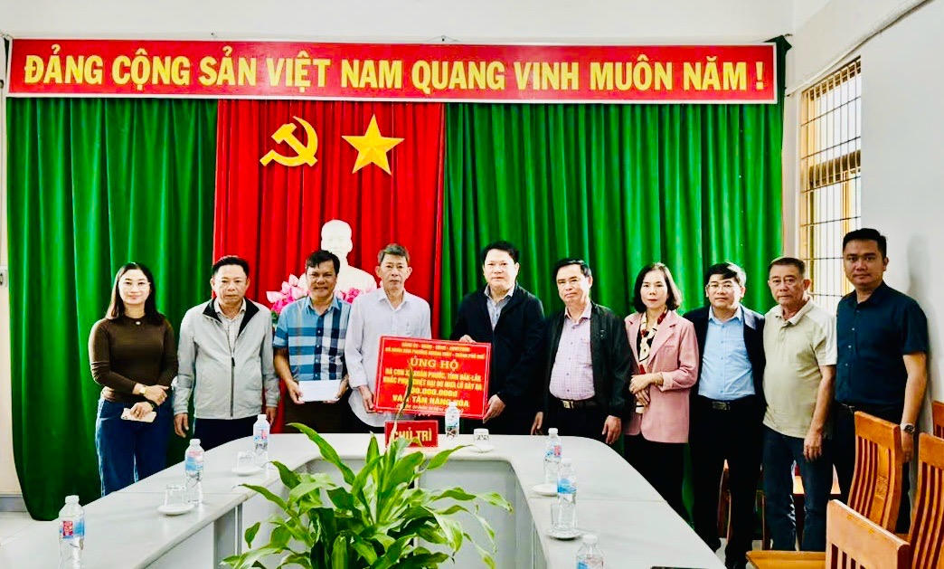 Đoàn công tác trao 100 triệu đồng cùng nhu yếu phẩm tại xã Xuân Phước.