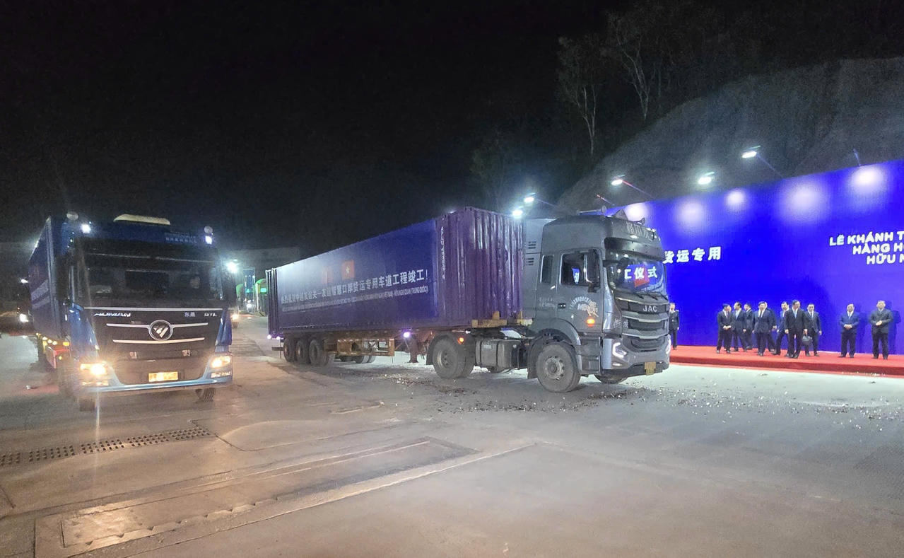 UBND tỉnh Lạng Sơn và Chính quyền nhân dân khu tự trị dân tộc Choang Quảng Tây, Trung Quốc phối hợp tổ chức Lễ khánh thành công trình đường chuyên dụng vận chuyển hàng hóa khu vực mốc 1119 - 1120 cửa khẩu thông minh.