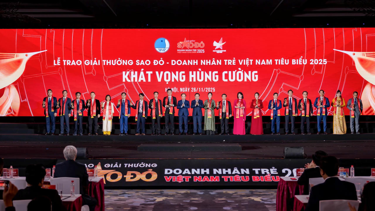 Lần thứ 3 liên tiếp ông Nguyễn Văn Thứ - Chủ tịch GC Food được vinh danh tại Lễ trao Giải thưởng Sao Đỏ.