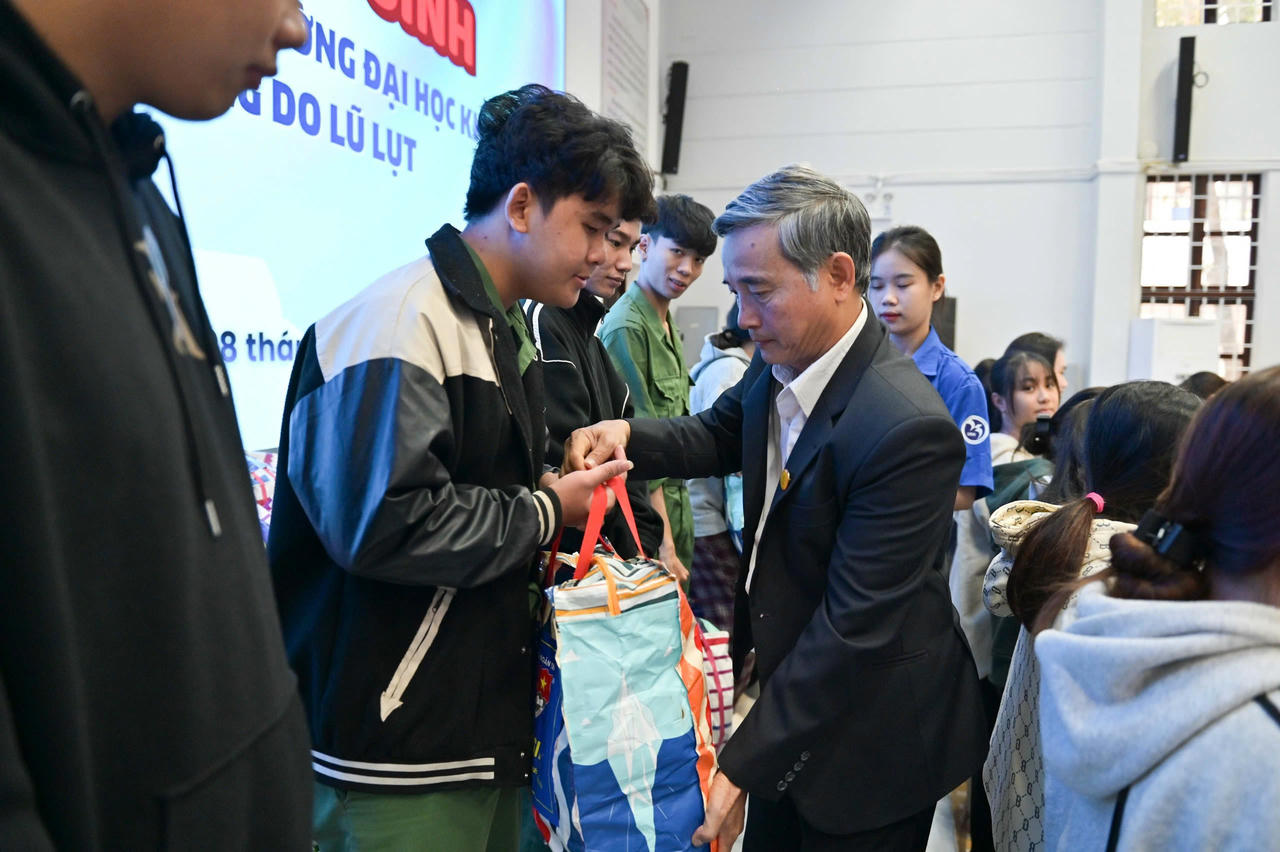 TS. Văn Ngọc Sen – Bí thư Đảng ủy, Chủ tịch Hội đồng trường Đại học Khánh Hòa trao quà cho sinh viên.