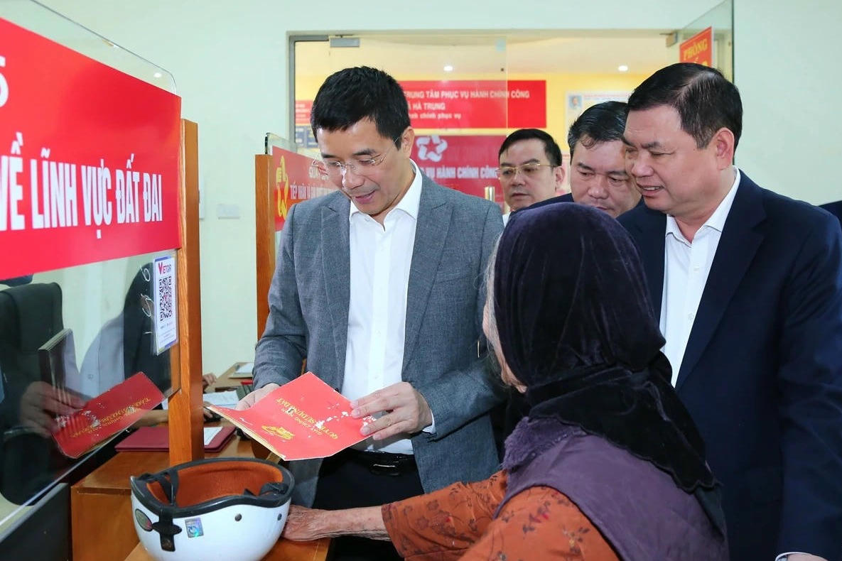 Phó Bí thư Thường trực Tỉnh ủy Thanh Hóa Nguyễn Hồng Phong kiểm tra tại Trung tâm Phục vụ hành chính công xã Hà Trung.