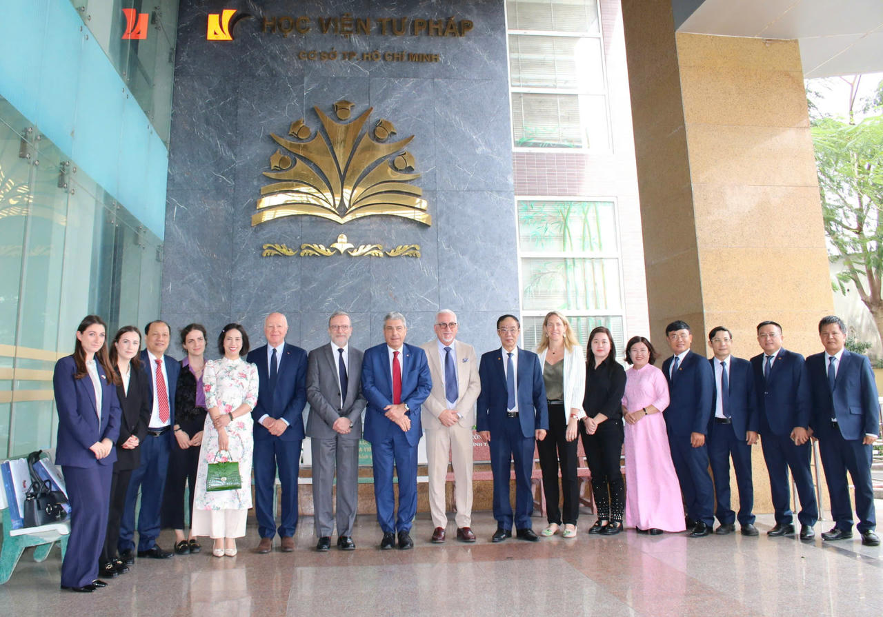 Đoàn công tác Hội đồng Thừa phát lại và Đấu giá viên quốc gia CH Pháp và lãnh đạo Học viện Tư pháp Cơ sở tại TP HCM chụp ảnh lưu niệm.