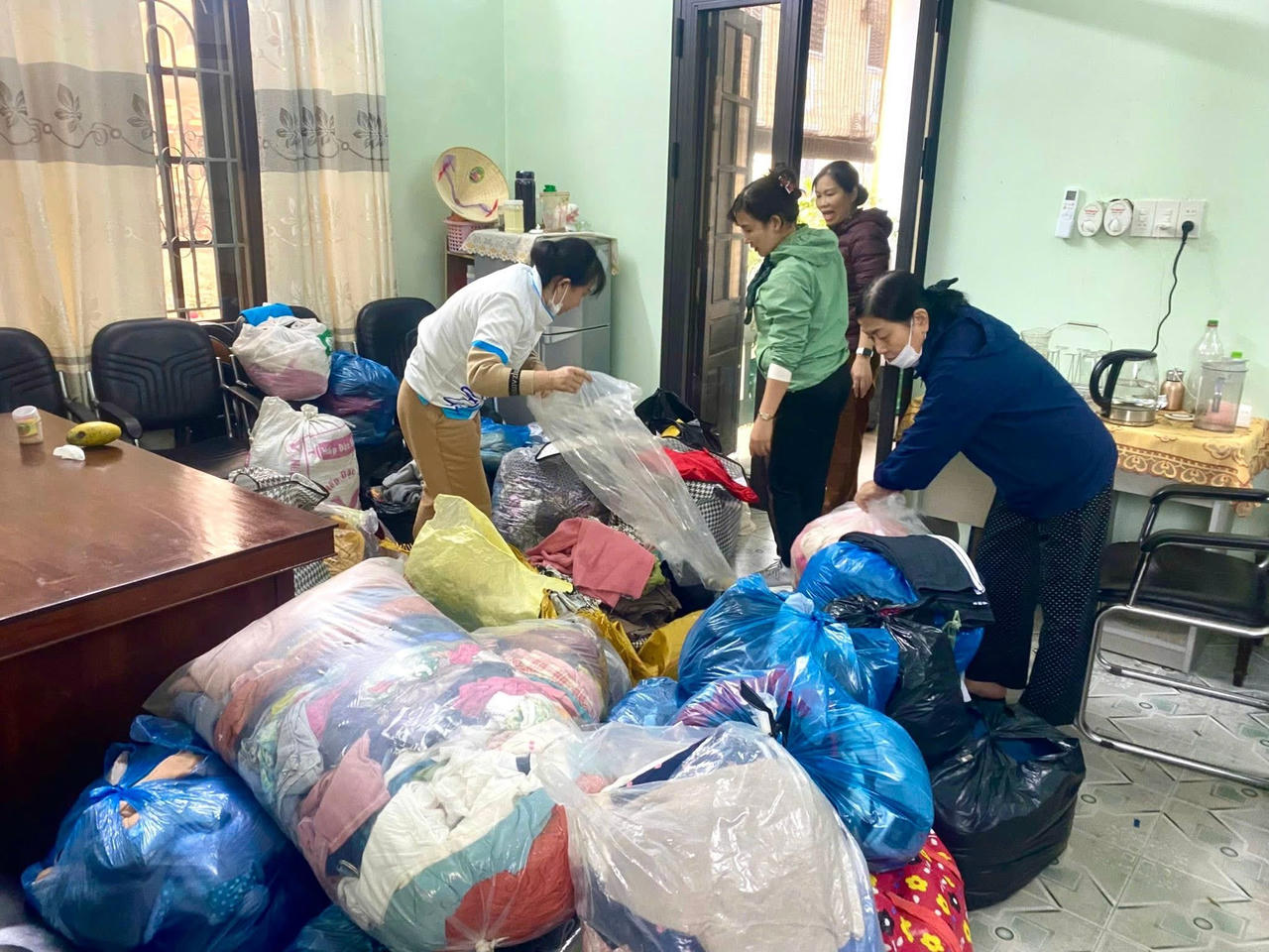 Phân loại quần áo hỗ trợ người dân vùng lũ Đắk Lắk.