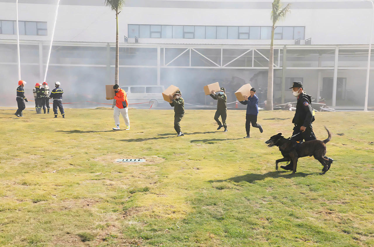 Lực lượng chức năng triển khai chữa cháy, di chuyển hàng hóa và sử dụng chó nghiệp vụ tìm kiếm nạn nhân.