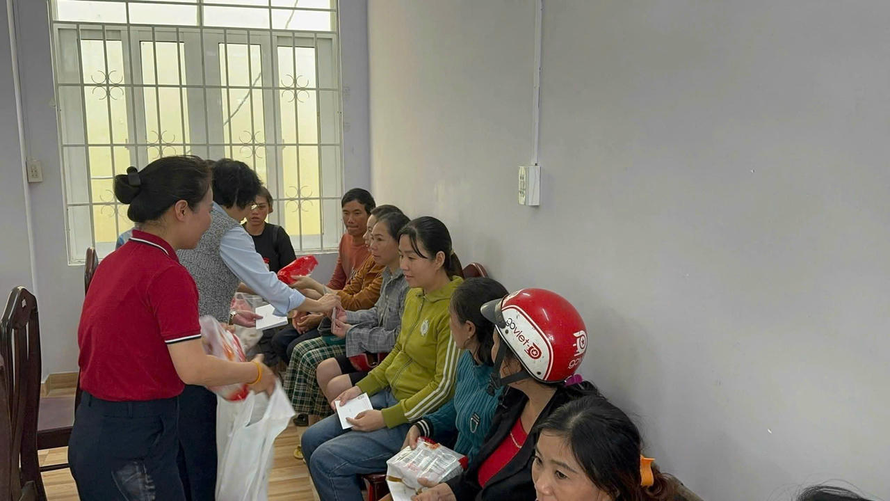 Những món quà tình nghĩa được gửi tới bà con phường Tây Nha Trang và thầy trò trường THPT Hà Huy Tập